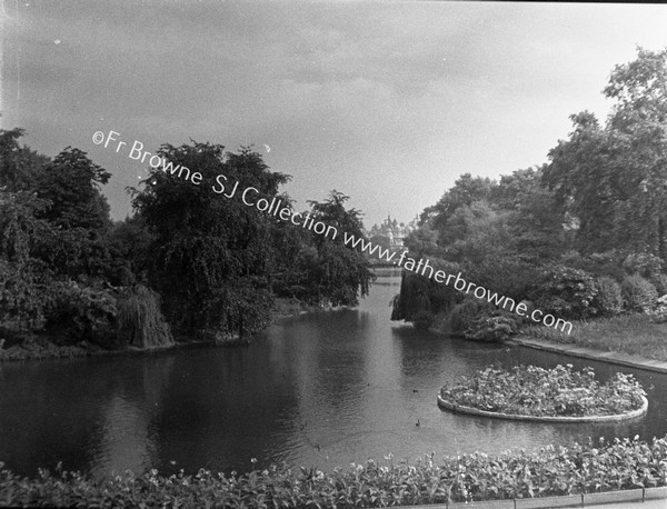 ST JAMES'S PARK BUCKINGHAM PALACE FROM BRIDGE OVER LAKE